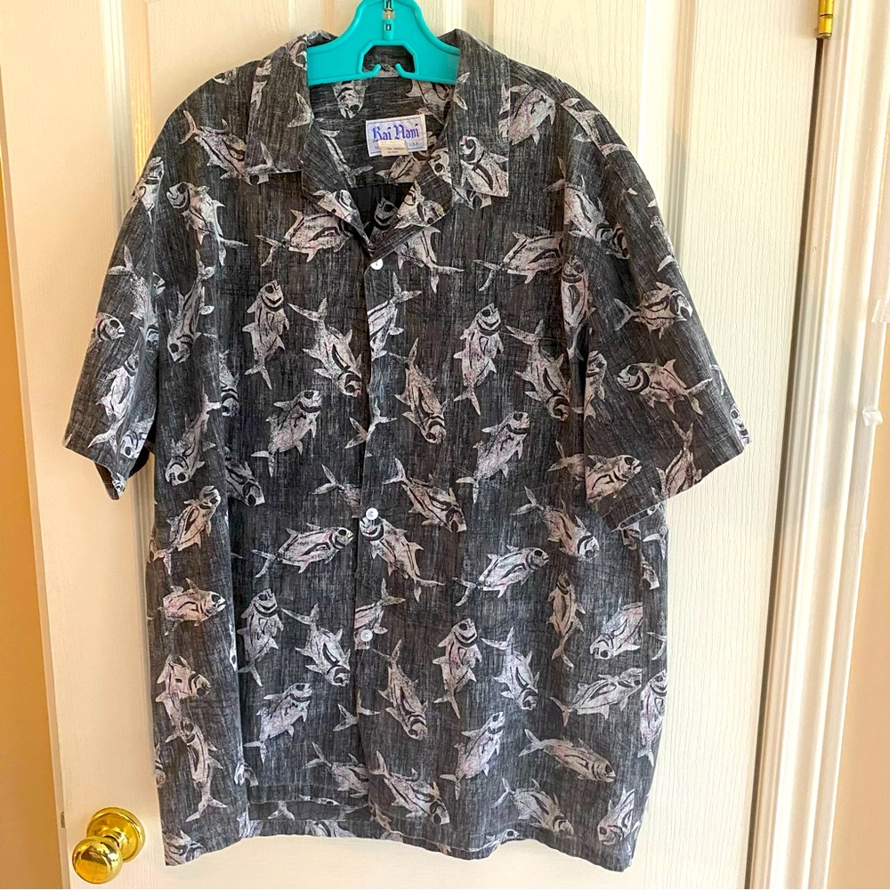 Kai Nani Mens short sleeve button up fish motif Hawaiian shirt. Vintage